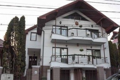 Casa spațioasă cu suprafața de 363 mp, zona Andrei Mureșanu