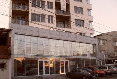 6 camere spațioase + terasă și  2 locuri de parcare, amplasare centrală